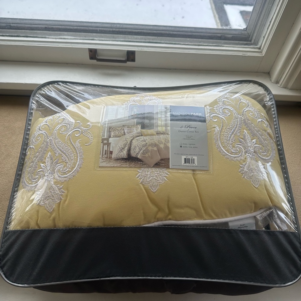 Elegant Madison Park Paisley Bedding Set in Yellow and Gray - Picture 2 of 5
